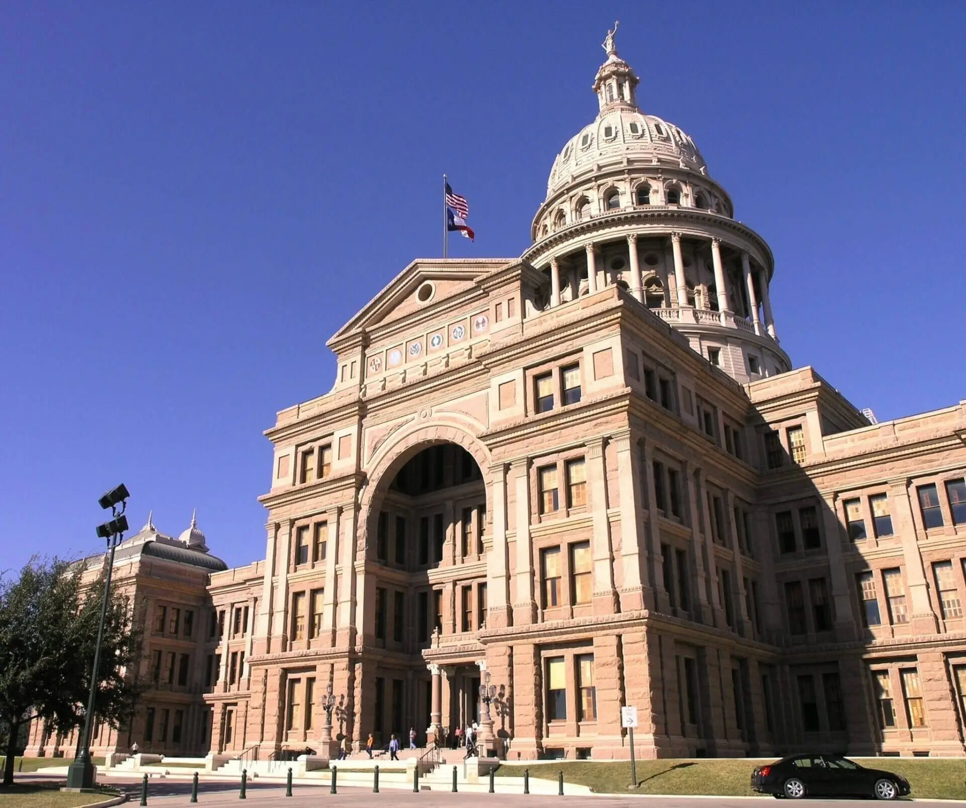 Texas_State_Capitol_building-close_oblique_view-1030x4381